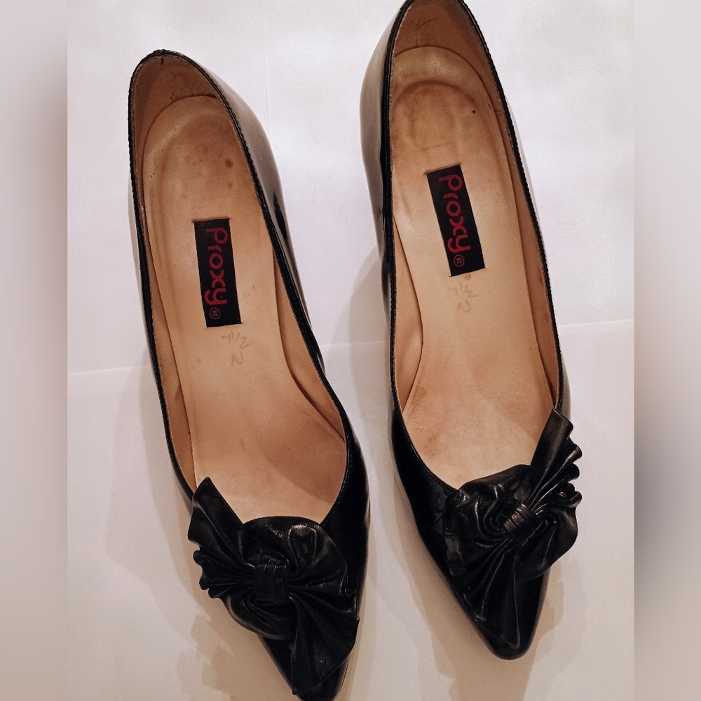 Chic Black Heels with Bow Accent - Picture 8 of 8